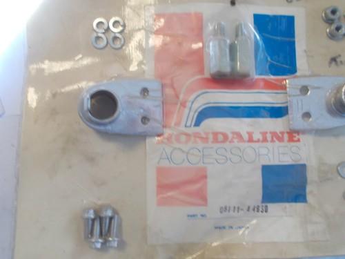NOS 1979-82 HONDA CX500C TURN SIGNAL BRACKET #08111-44930 (HO/B1) - Picture 4 of 5
