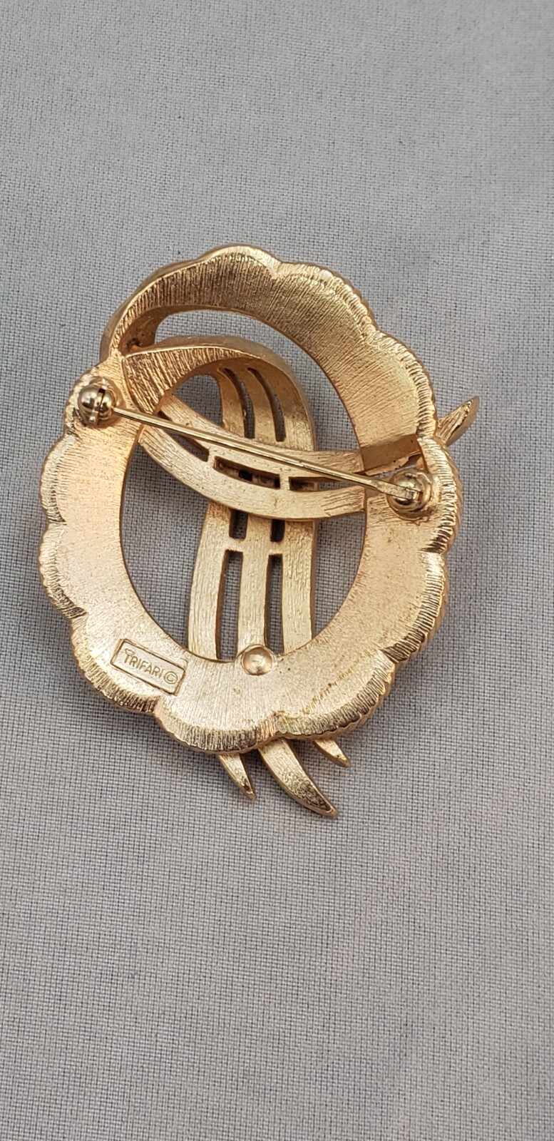 Large Signed Trifari Retro Solid Brushed Gold Ton… - image 6