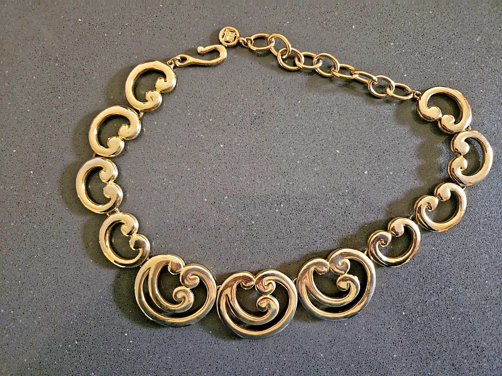 Bellissima collana vintage Givenchy tono oro dichiarazione 20"