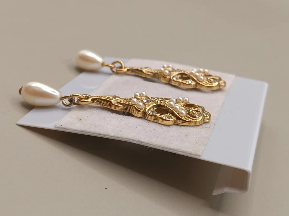 Pendientes colgantes perforados de diamantes de imitación de perlas tono oro 1928 de colección Foto 4 de 4