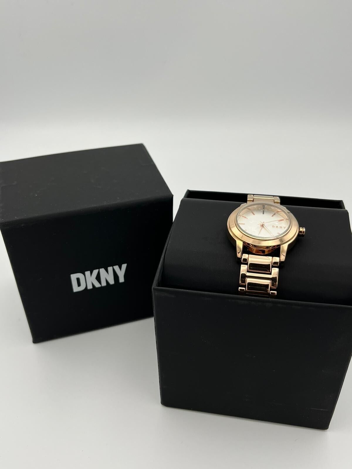 DKNY Womens Dreizeigeruhr aus Edelstahl mit 32 mm Gehäusegröße NEU Damenuhr
