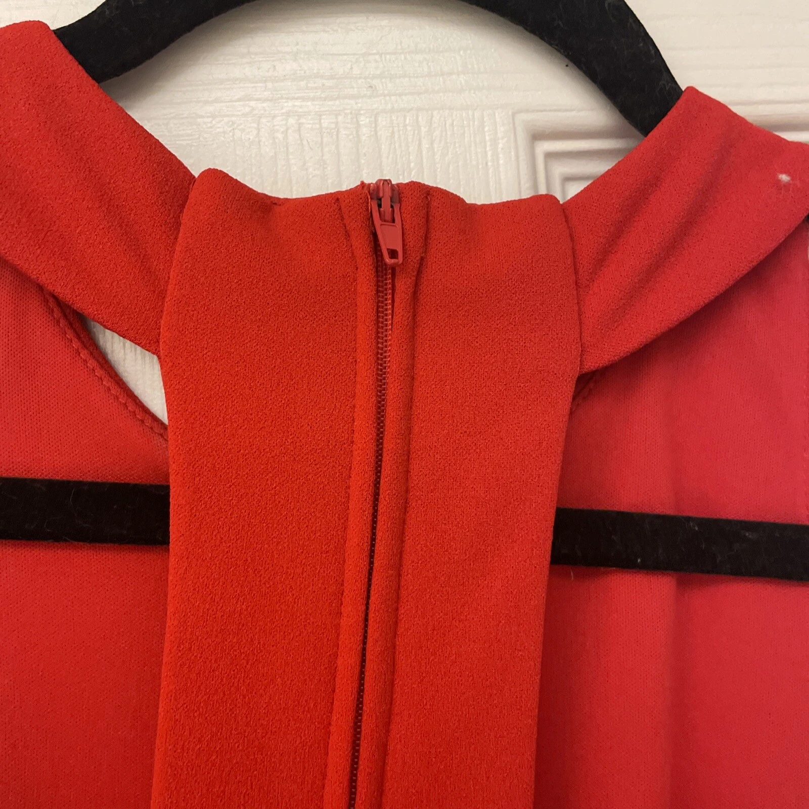 B. Abito SMART rosso ritagliato aderente e svasato. Taglia 3. Corto. Cerniera. San Valentino Amore