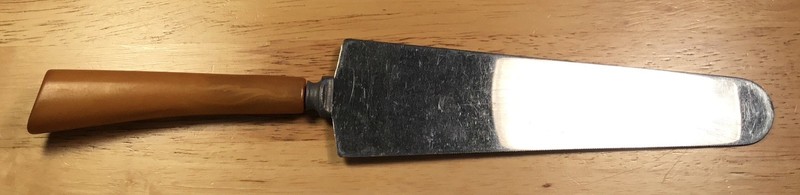 VINTAGE BUTTERSCOTCH BAKELITE HANDLE SERRATED PIE / CAKE KNIFE SERVER STAINLESS 