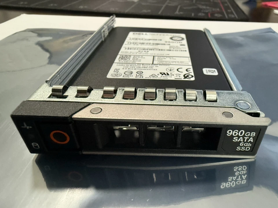 New Dell R0P7D 960GB SATA 6Gb/s 512e Read Intensive  2.5in Hot-Plug SSD HDD - Image 3 of 4