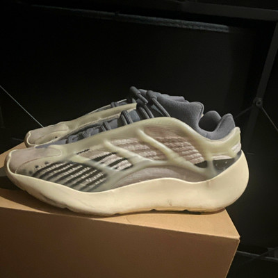 adidas Yeezy Boost 700 V3 Beige/Fade salt Men s Sneakers US 10.5