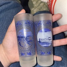 Dos vasos informativos de las Cataratas del Niágara con hermoso diseño azul
