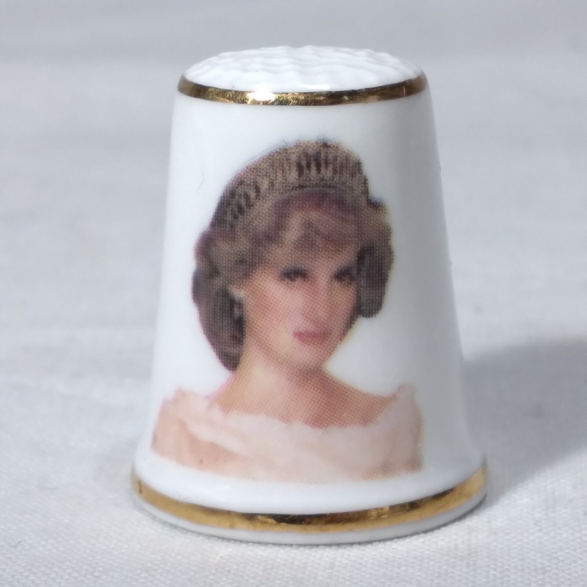 SPAIN DIANA 陶器製女性像 ホワイトとグリーン 約30cm Lady Diana Royal Grafton Princess Of Wales Thimble Scarce | eBay