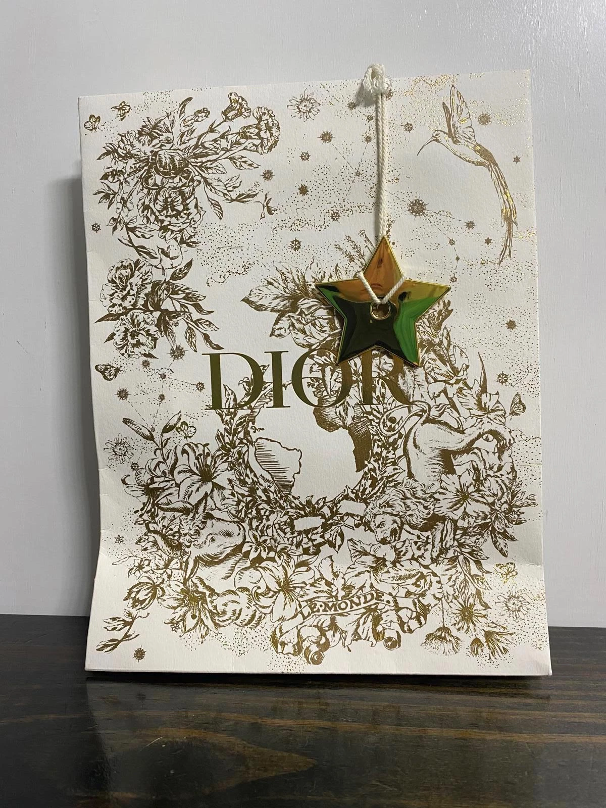 Sac cadeau de vacances Dior avec ornement étoile en métal 8