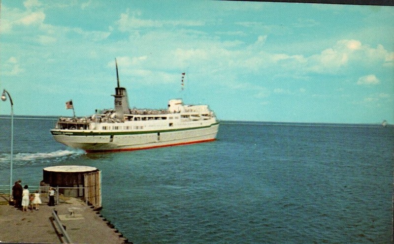 NICE VINTAGE PHOTO POSTCARD - MILWAUKEE CLIPPER LEAVING MILWAUKEE WISCONSIN