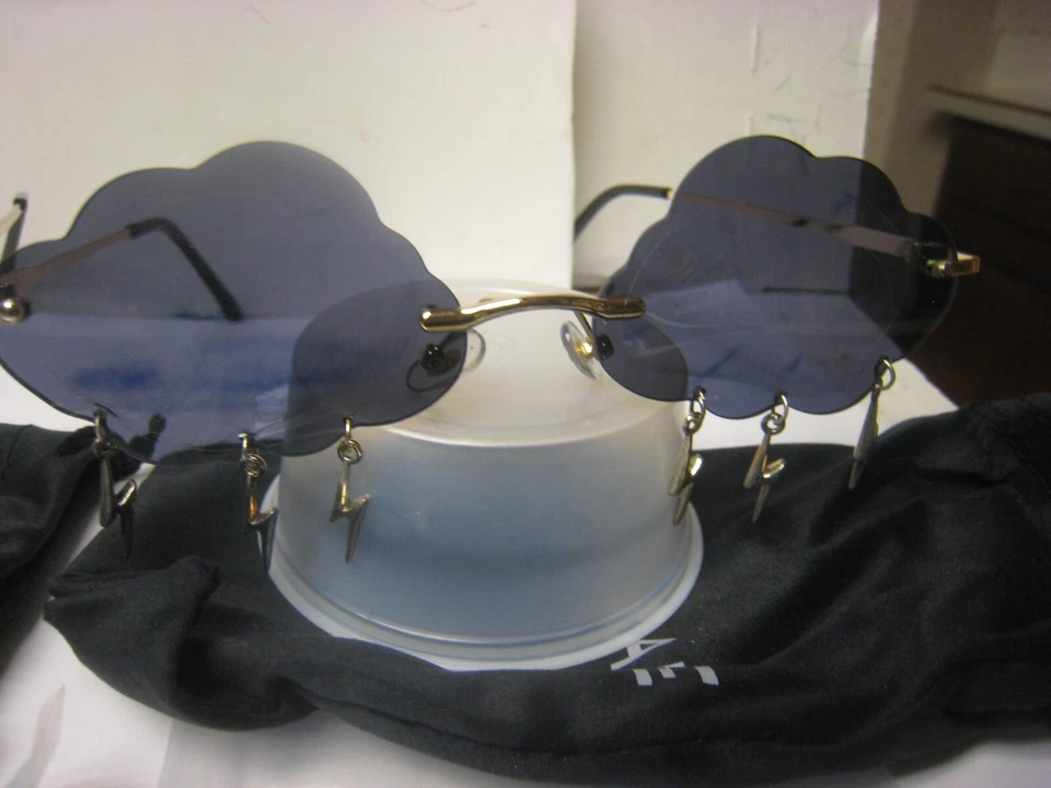 2 pares de gafas de sol Fox & Raine novedosas en forma de nube AZUL/ROSA Y TRUENO NEGRO Foto 3 de 4