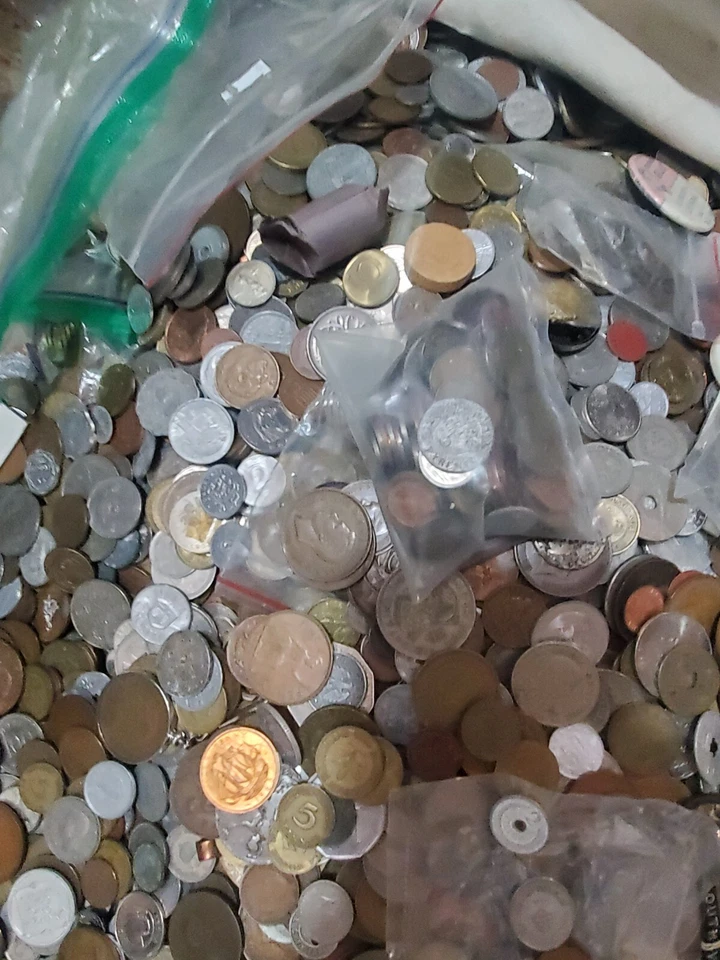 10lb Bulk Foreign Coin Lot From Pile Britain Euro Venezuela 1800's to 2000's - Image 3 of 4