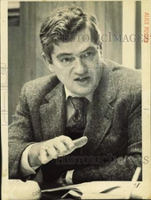 1987 Press Photo Earl Swift sitting at a desk talking to someone - lrb27849