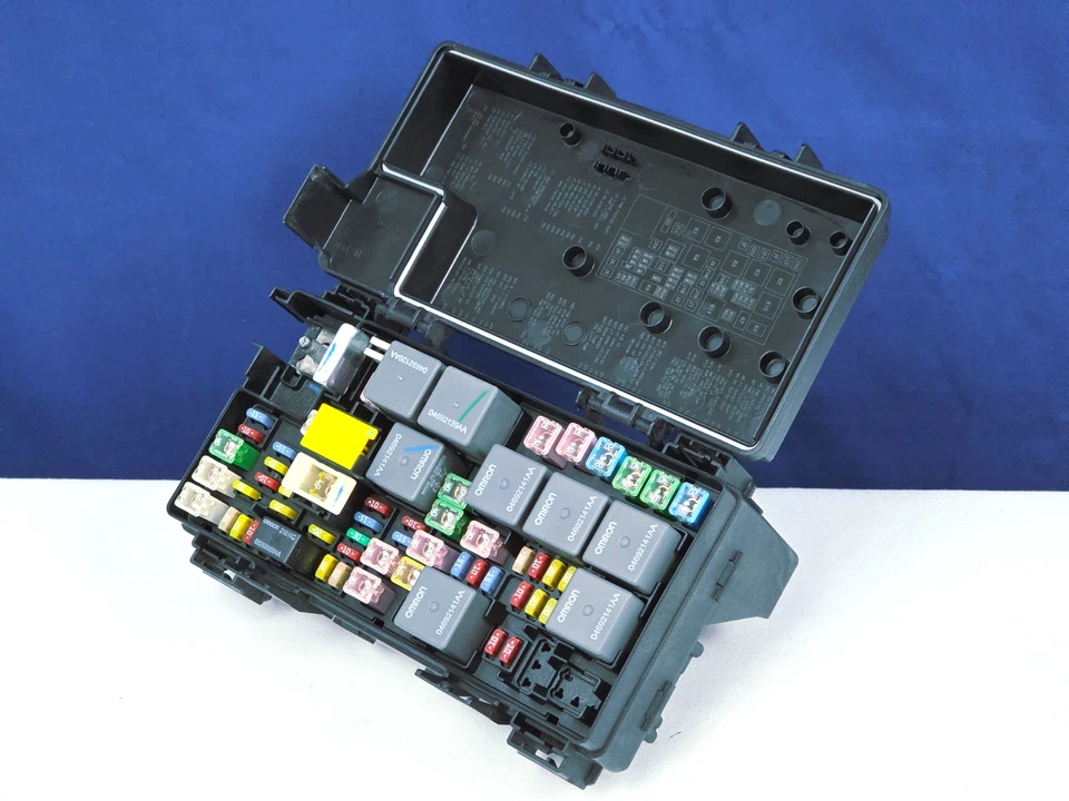 2008 2009 Dodge Nitro Jeep Liberty  TIPM FUSE RELAY BOX 04692235 - Image 2 of 4