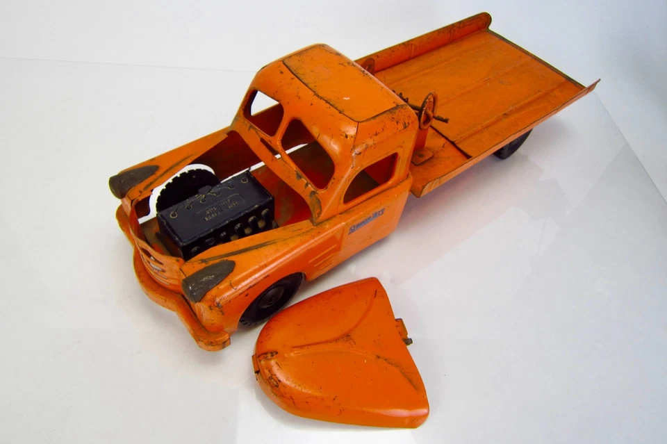 Vintage Structo Flatbed Truck with Steam Shovel Pressed Steel Orange and Red - Image 2 of 4