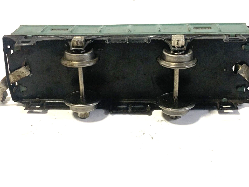 PREWAR LIONEL #902 O GAUGE TIN PLATE GONDOLA CAR with BARRELS - Image 4 of 4