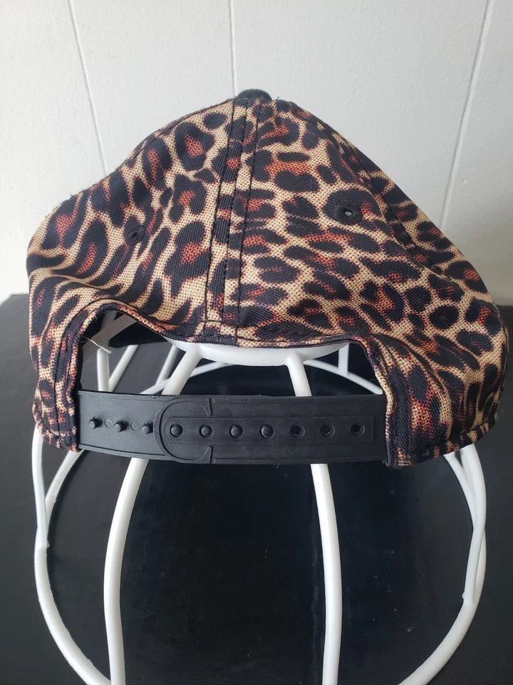 Gorra informal con estampado de leopardo Cayler Sons Snapback.  Foto 3 de 4