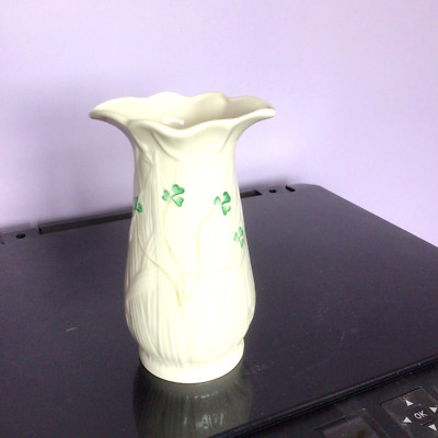 BELLEEK LIFEY VASE NR. 1221 6,25'' HOCH VERZIERT MIT KLEEBLÄTTERN SEHR GUTER ZUSTAND
