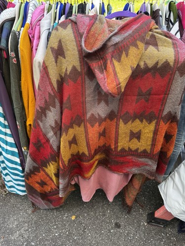 Poncho mit Kapuze und Südwestmuster und Knebelverschluss & Fransensaum Boho - Bild 3 von 5