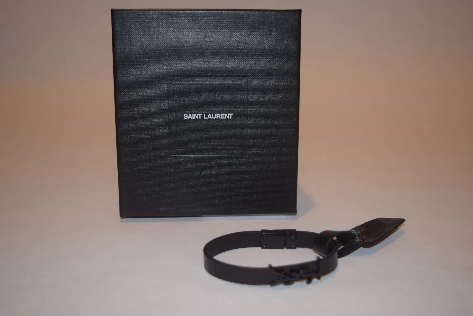 SAINT LAURENT (YSL) NUOVO! $350 YSL Saint Laurent Opyum Bracciale in pelle nera logo L