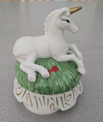 Vtg White Unicorn Ceramic Music Box Wind-Up Base Plays ''The Impossible Dream''