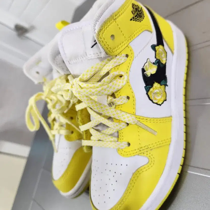 Nike Air Jordan 1 Yellow High Sneakers, Size 180, Excellent Condition thumbnail 7