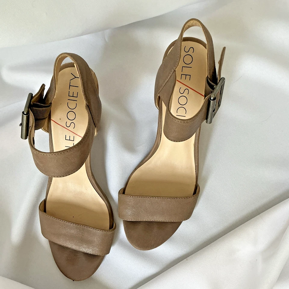 Sandalia Sole Society Missy de cuero con hebilla de cono apilada punta redonda para mujer 7B Foto 2 de 4