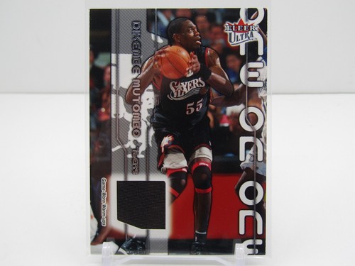 MUTOMBO/ TRAUERND 2002-03 FLEER ULTRA ONE ON ONE DUAL SPIEL GETRAGENER AUFNÄHER