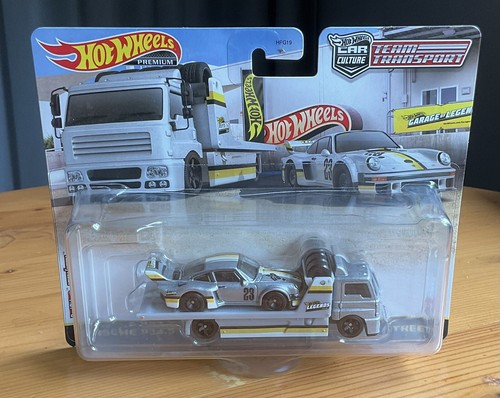 HOT WHEELS PREMIUM TEAM TRANSPORT GARAGE OF LEGENDS PORSCHE 934.5 FLEET STREET - Foto 6 di 8
