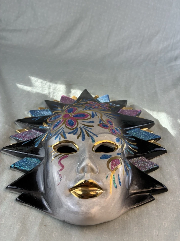 Máscara de mascarada de cerámica pintada a mano veneciana decoración de pared, hecha en Italia, numerada Foto 3 de 4