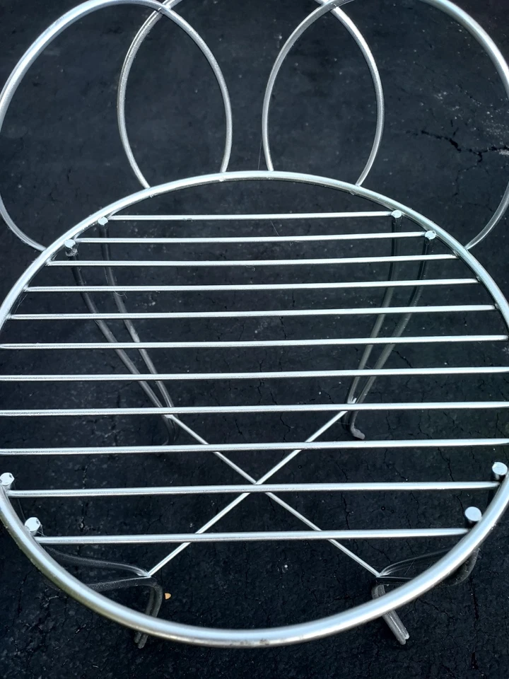 Taburete de tocador de metal plateado curvilíneo silla tocador MCM lazo único Hollywood Foto 3 de 4