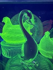 Murano Swan Red Uranium Vaseline 5 1/4 Inch High, Gorgeous Glow Vintage Glass