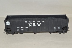 HO Bachmann Silver Series Norfolk & Western Ry 100 ton 3 bay coal hopper MW KD's