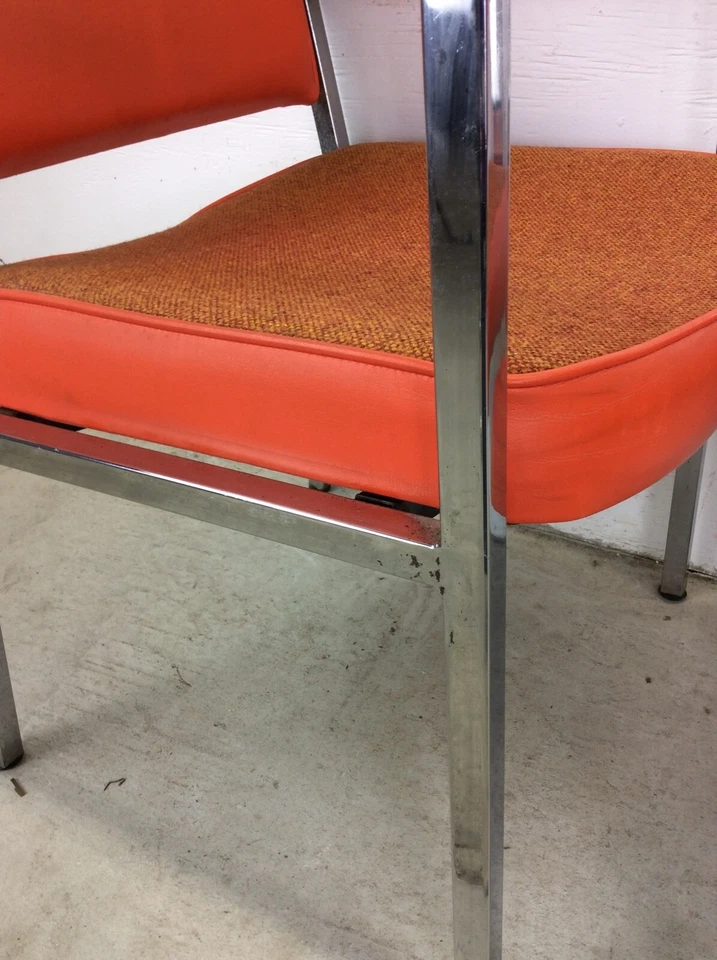 Par de sillas de oficina modernas de mediados de siglo con vinilo naranja vintage Foto 4 de 4