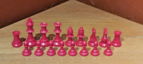 Staunton Chess Pieces (Red)