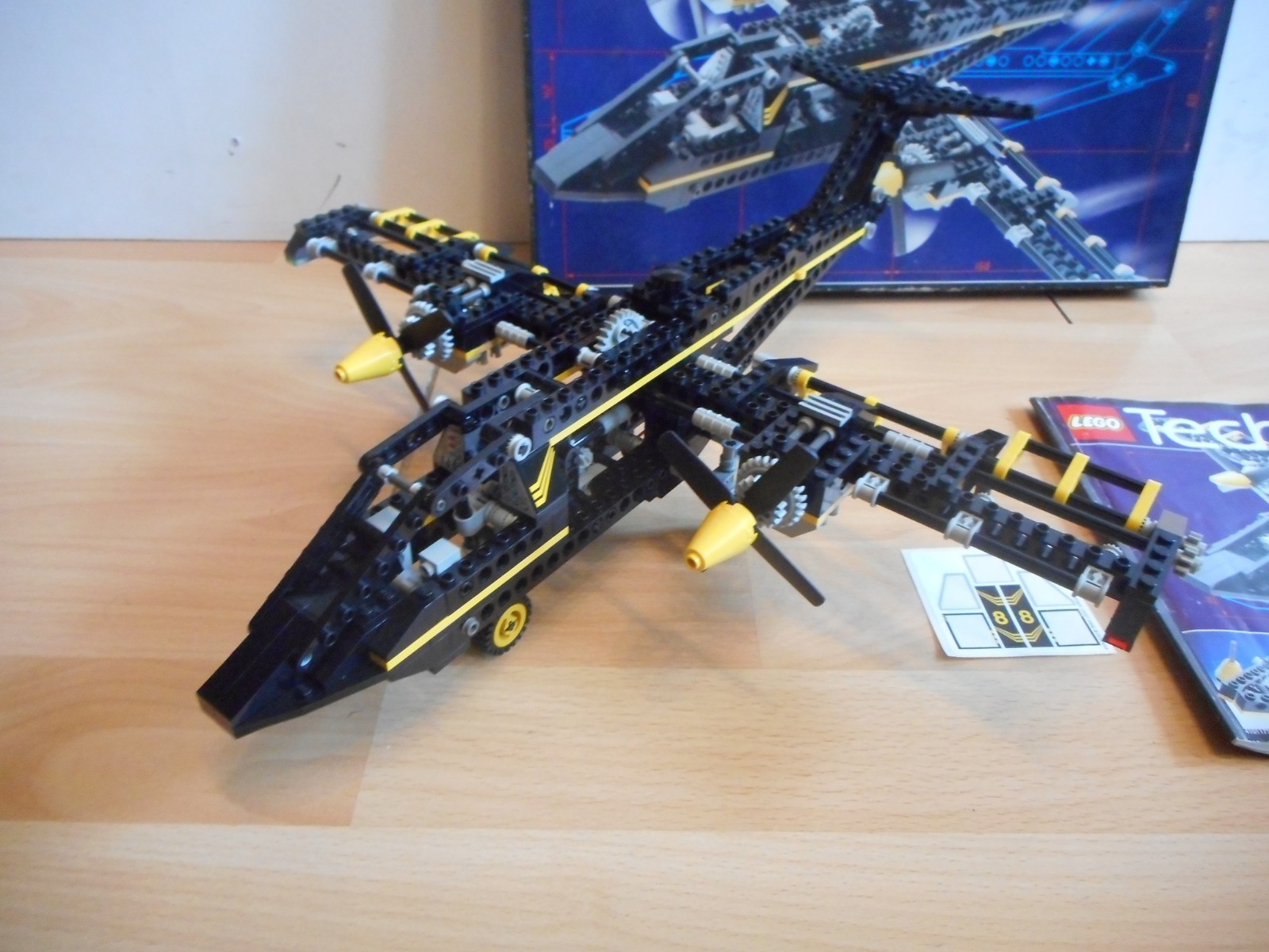 Foto 5 van Lego Technic Black Hawk with Box (lego nr: 8425)