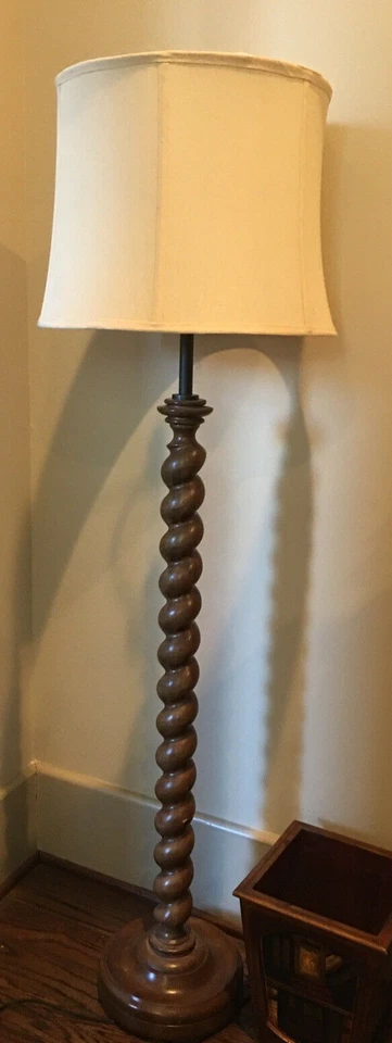 Lámpara de pie Pottery Barn cebada torcida luz francesa de madera de cera *Local🦩 Foto 3 de 4