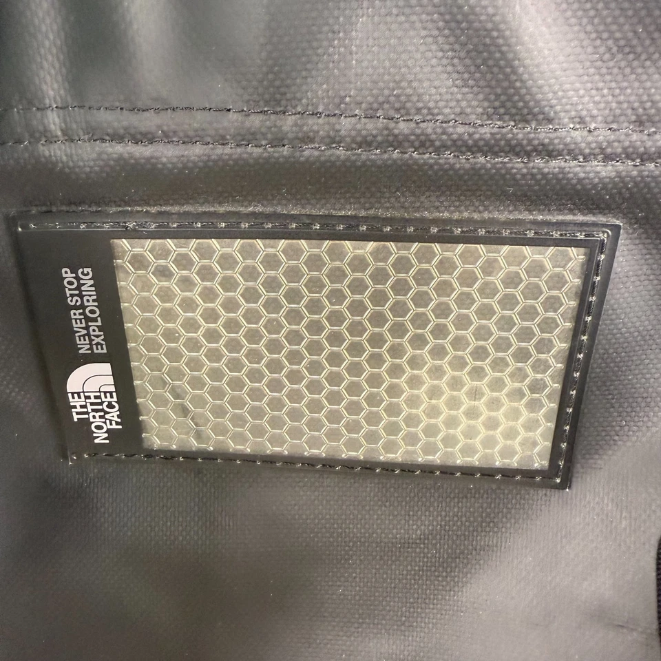 The North Face - Mochila Bolso de Lona Base Camp PEQUEÑO - TNF Negro/TNF Blanco Foto 3 de 4