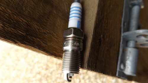 New Genuine Vauxhall Spark Plug X 4 93188549 Bosch HR8DC+ V4 & V24 | eBay