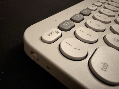 Logitech Pebble Keys 2 K380s Tastiera Bluetooth Layout Italiano - Foto 3 di 6