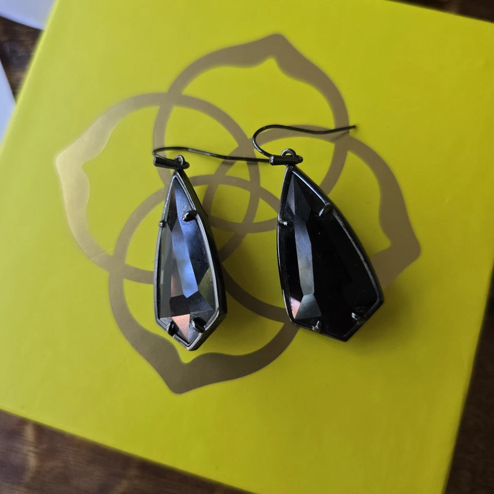 Pendientes colgantes Kendra Scott de ónix negro Foto 2 de 4