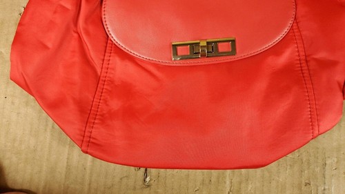 Bolso bandolera Avon Red Ultimate 13 x 12 pulgadas nuevo en embalaje original - Imagen 3 de 10