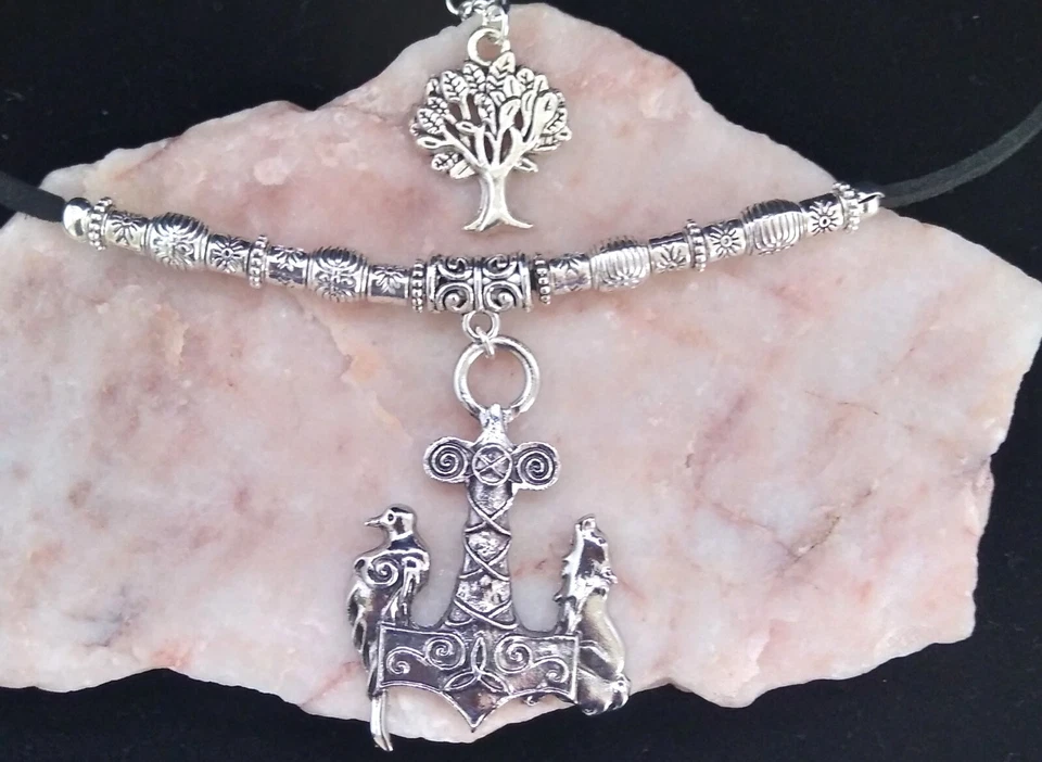 Wolf & Raven Thor's Hammer Black Suede Bead Necklace. Handmade In Gift Bag Foto 3 de 4