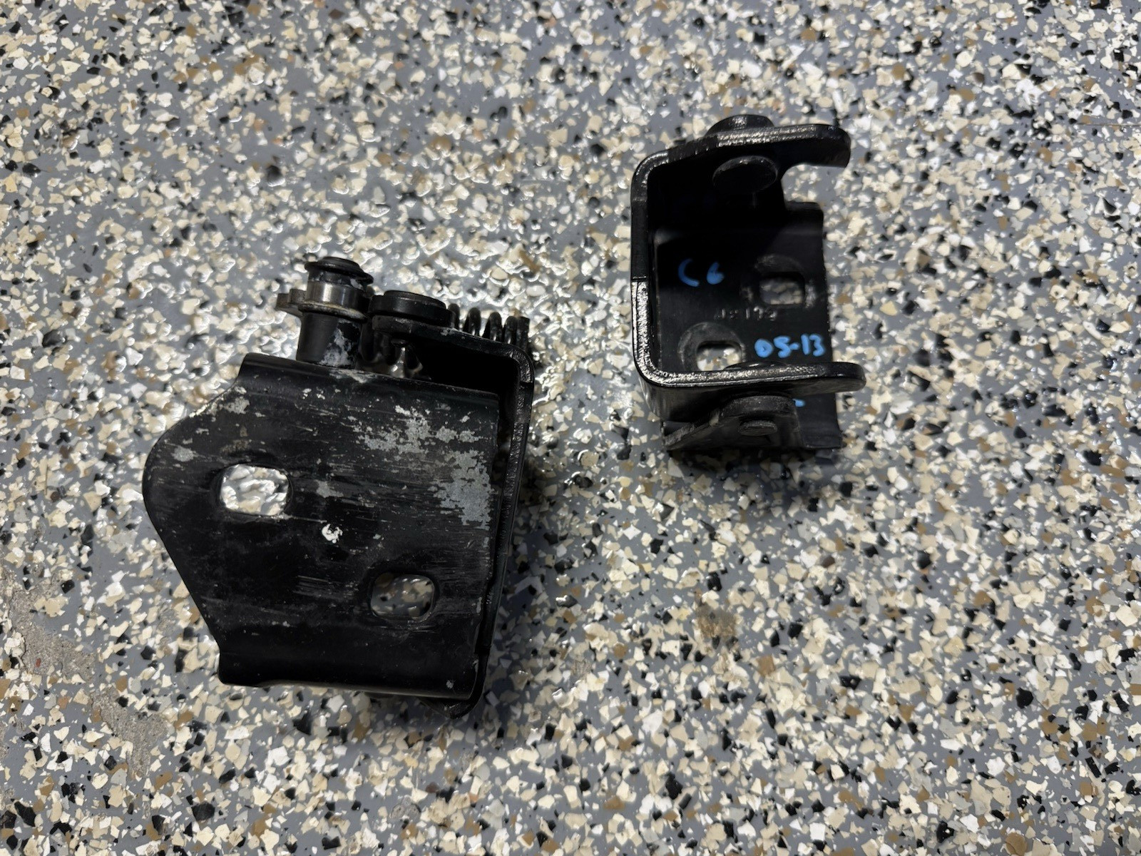 CHEVROLET CORVETTE C6 Z06 05-13 OEM FRONT RIGHT PASSENGERS SIDE DOOR HINGE SET