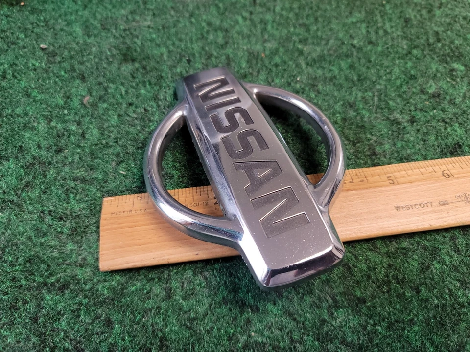 Nissan Pathfinder 1999 2000 2001 emblema de parrilla delantera 62890-2W300 OEM 2M4 Foto 3 de 4