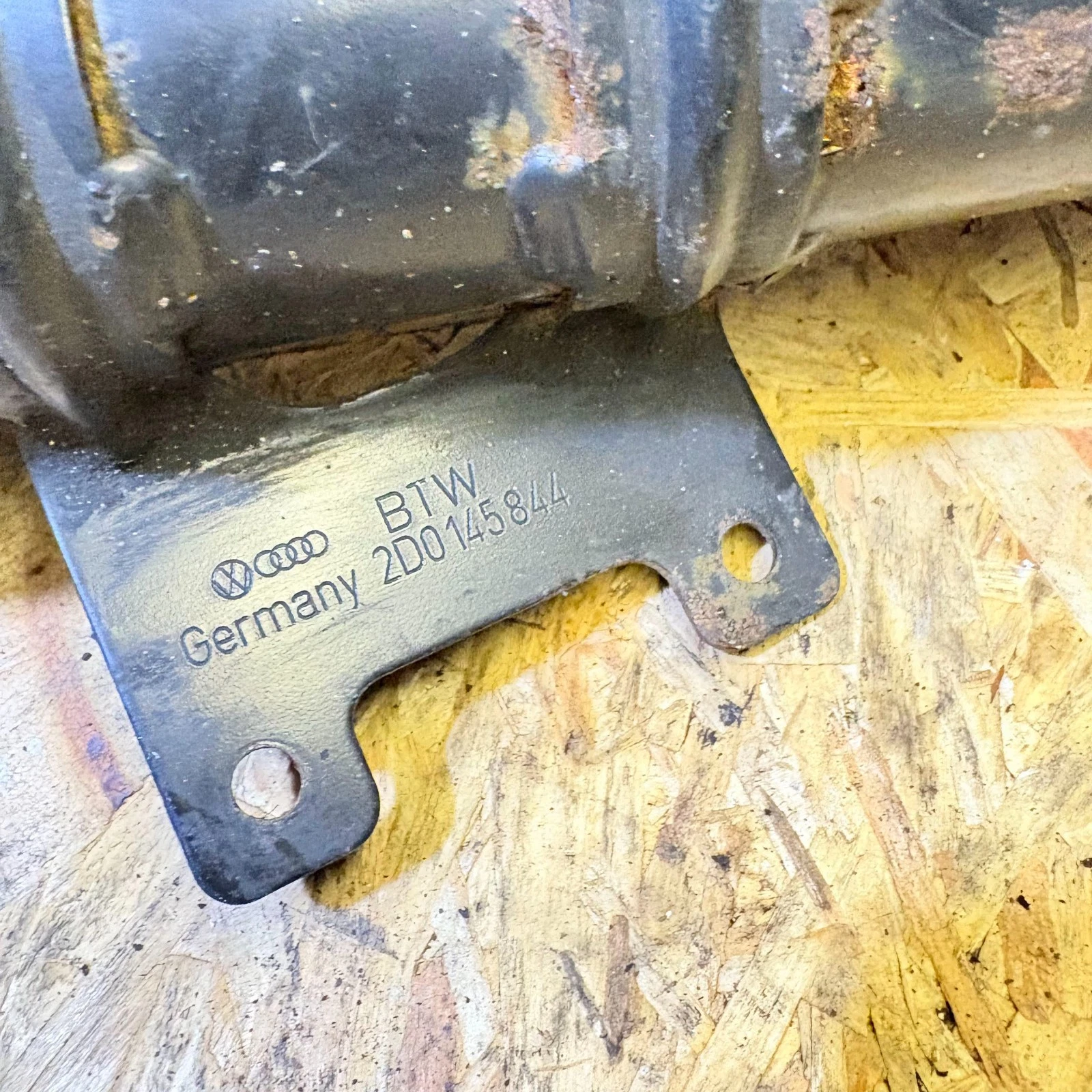 Part number stamp 2D0145844 / 2D0 145 844
