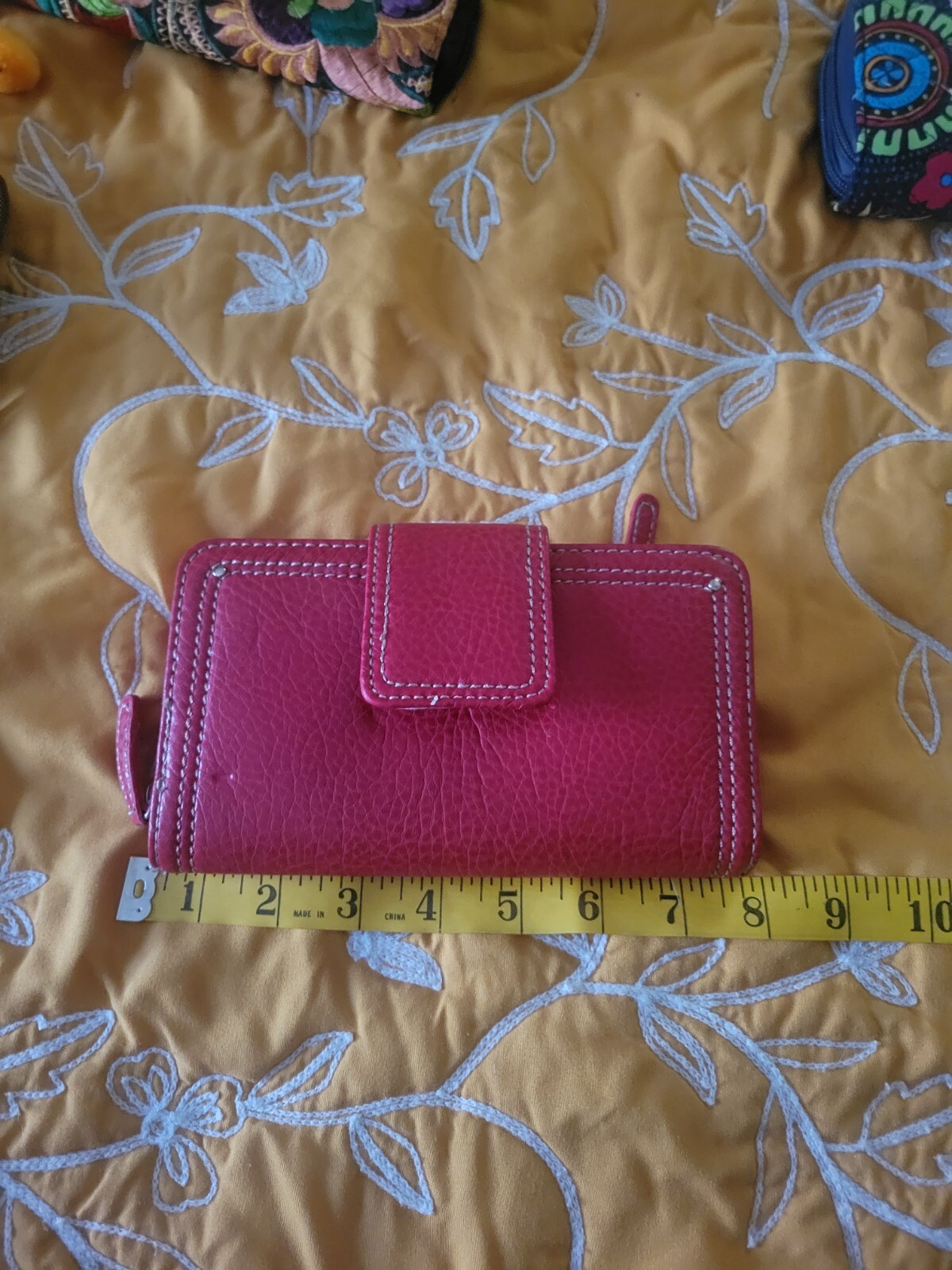 Slim RFID-Blocking Leather Wallet for Men and Women-image