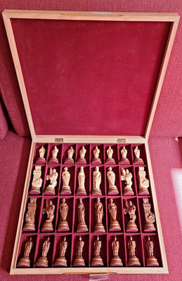 Schachspiel Holz Handgeschnitzte Figuren mit Schachbrett in Kassette ca. 45x45
