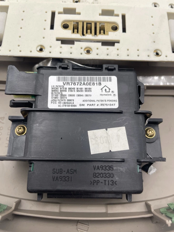 Lámpara de mapa de luz domo superior Buick LeSabre 2000-2005 con Homelink beige 25661724 Foto 3 de 3