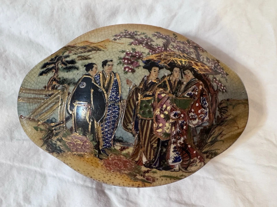 Vintage Japanese Hand Painted Satsuma Trinket Jewelry Box w/ gold & Geisha Girls - Image 2 of 4