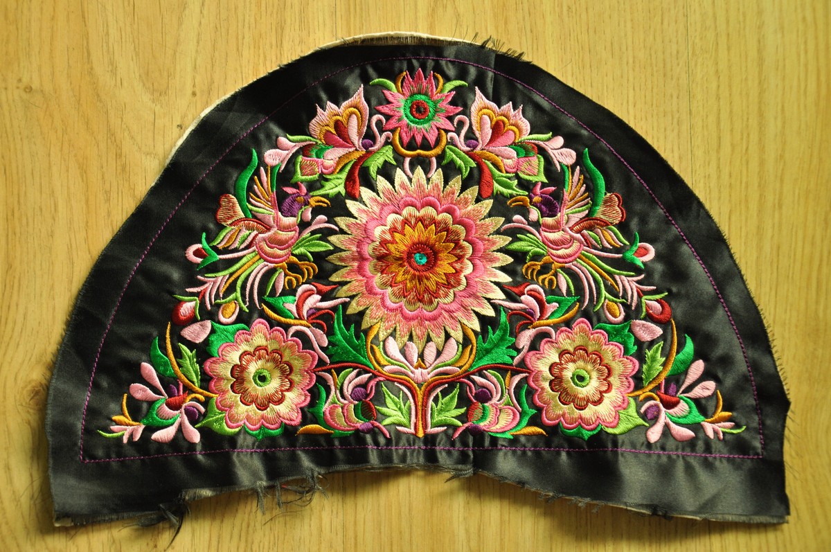 Broderie Chinoise Ancienne Miao Hmong - Demi-cercle Fleuri - Machine - Neuf - Décoration Ethnique